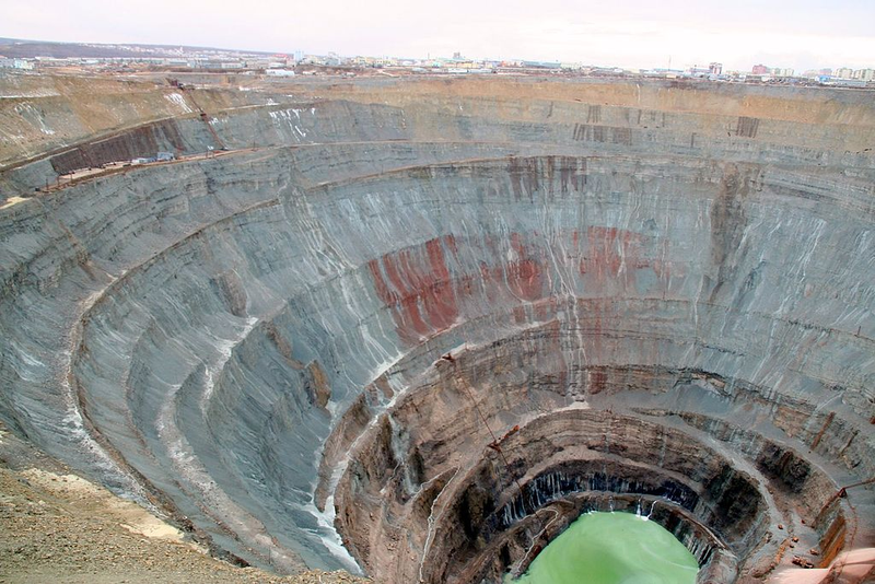 Illustration for article titled Here's what lurks inside the world's deepest pits